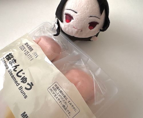 ねぇ　いっしょに　おまんじゅう　たべよ〜！