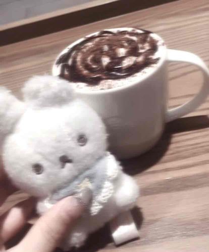 みるくうさぎちゃんの冬のおすすめはホワイトホットチョコレートにチョコソースカカオパウダー追加なんだってー