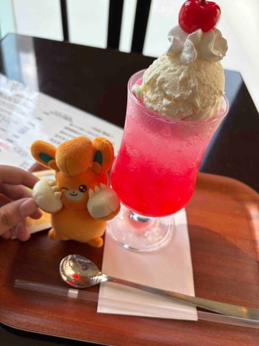 ピンクのクリームソーダ
あまくておいしいよ