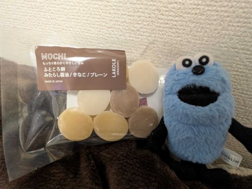 ラコレっていうお店の、「ふところ餅」です！
すあまみたいな素朴な甘さで、美味しいです！
ぼる塾の田辺さんがYouTubeで紹介してて、飼い主が気になって買ってきました！
ありがとう、田辺さん！