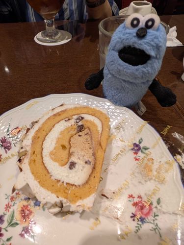 飼い主にお昼置いてかれて許せない！って思ったけど、美味しいケーキくれたからまぁ許してあげてもいいかな！
塩キャラメルロールケーキです！
塩がしっかり効いてて、甘さが際立って美味しかったです！