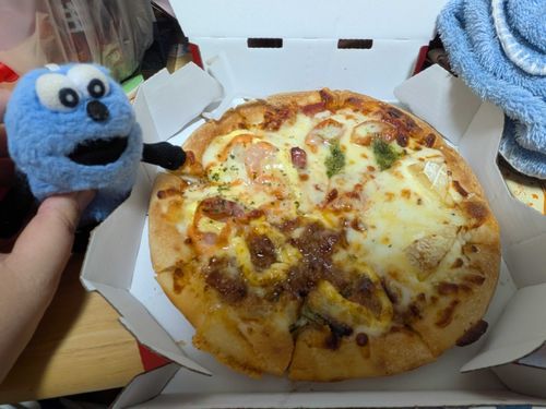 ピザハット！いただきます！
飼い主も食べていいよ！