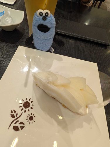 梨のタルトです！
梨が甘くて美味しかった！
お皿のヒマワリがかわいいね！
