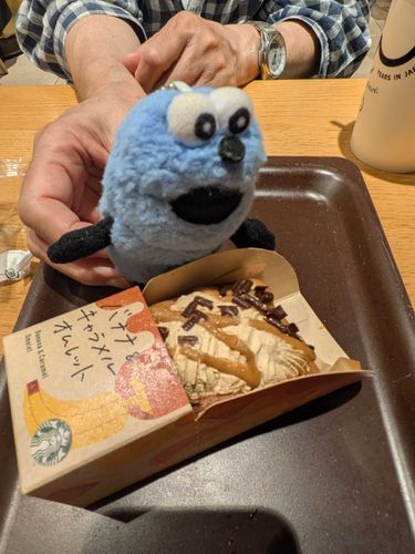 スタバで、バナナ＆キャラメルオムレットを食べました！
キャラメルが結構苦くて、バナナの甘さと相まってとっても美味しかったです！
大人の味でした！