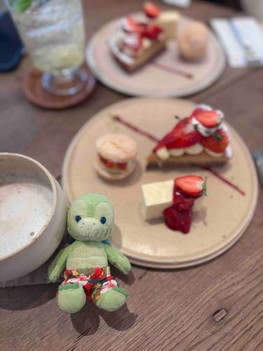 いちごのおやつプレートをたべたよ🍓
ぼくのおきにいりはね、いちごのジャムがのったチーズケーキ😋