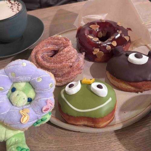 かわいいドーナツたべたよ🍩🐸🐻
ぼくのもってるおきにいりのドーナツにはかなわないけどね❣️🤭
2まいめはランチのザクザクチキン🍗ごはんがすすむおあじだったんだ😋
