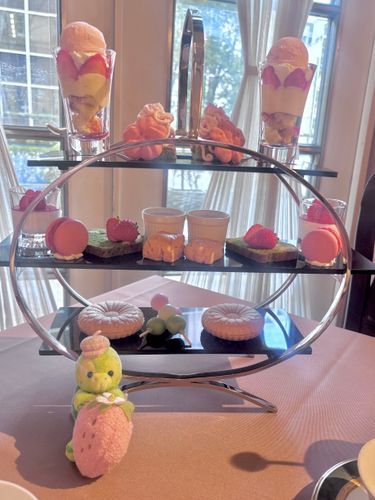 いちごのアフタヌーンティー🫖🍓ぼくもおきにいりのいちごをもっていったよ🥰
