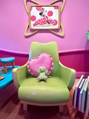 ぼくね〜ミニーちゃんのスタジオにお邪魔していっしょにおしゃしんとってもらったよ❣️ミニーちゃんなでなでしてくれてとってもやさしかったんだ🎶🎀