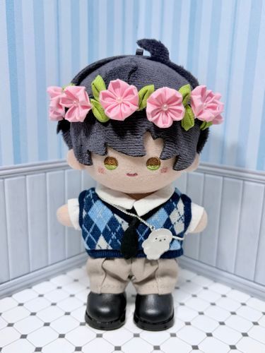 桜の花冠だ。ホムラのイメージで作ったそうだが、うちにはホムラがいないから今回も私がモデルだ。明るい色で華やかだな。