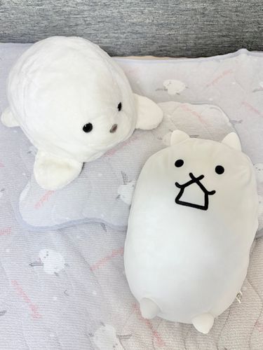 ユキマルとヤマダは抱き枕にされているので汚れがち。今日はぐるぐる回るお風呂に入ったのでピカピカふわふわ。