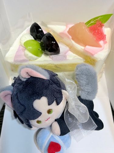 白桃のショートケーキとシャインマスカットのショートケーキだ。