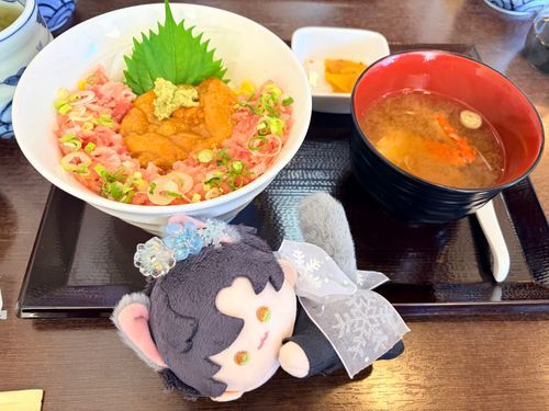 ウニネギトロ丼だ。カニ汁付きで豪華だな。