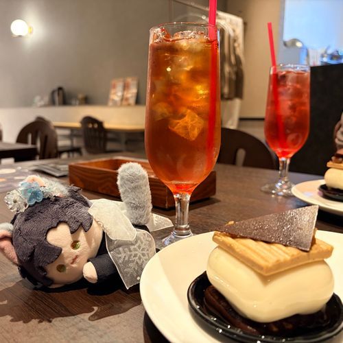 レモンムースのモンブランとラフランスティーだ。栗とチョコレートの甘さとレモンムースの爽やかさが調和していてとても美味しかった。
