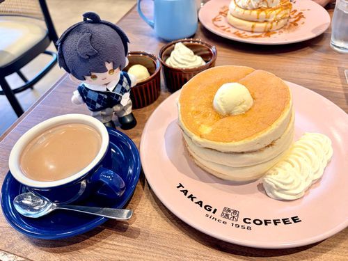 4段重ねのパンケーキとココアだ。贅沢なティータイムだな。