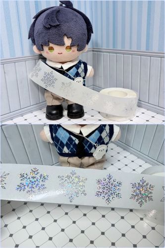 雪の結晶のシールだ。たくさんあることに喜んでひづが部屋にある小物に次々とシールを貼っている。……剥がせなくなって困るものには貼らないようにな。