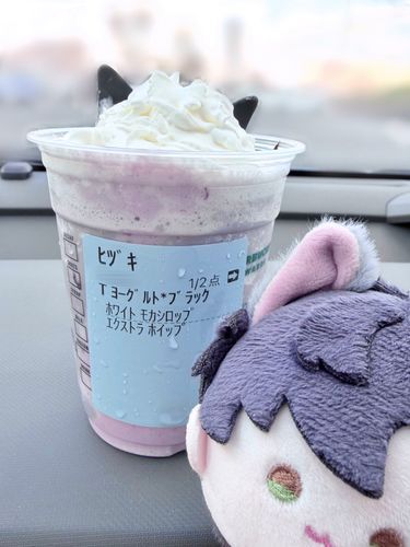 今回はエクストラホイップに加えてホワイトモカシロップも追加したぞ。甘さが増して幸せも増えるな。