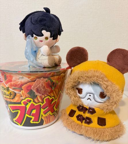 コラボしているカップ麺だ。この味には綾人先生は写っていないようだな。また探しに行こう。