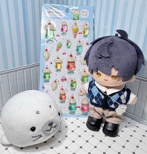 アザラシさんのシールだ。立体的でつやつやしていて可愛らしいな。どこに貼るんだ？