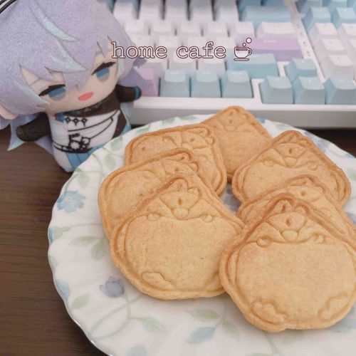 🐙⭐️もちぬしがしんやにくっきーやいてました〜
とりさん?ですかね〜しんしゅですか〜?
これたべたら さぎょう がんばるんですよ〜 ま おれはねてますね
深夜にクッキー食べたくなることって全人類あると思うんです(過言
いてもたってもいられず家にあった材料になりそうなものかき集めて、全部目分量でぶち込んで𝒎𝒊𝒙して、ずっと前に買って眠らせてた原神の魈サマのクッキー型を使って大量生産しました.....(*'ω')-з
大量生産したのに7枚しかない理由?......さ、さぁ?(目逸らし)
目分量なのに全然美味くできて驚きました(自画自賛)どっちかって言うとサブレに近くなった...Ψ( 'ч' ☆)
いずれ魈サマのぬいも欲しいな....(強欲の気配を察知)
(本当に関係ないはなし)
大学4年生の11月なのにまだ内定決まってなくて情緒がピエンしてるけど、ぬいたちのおかげでちょっと心の治安を保ててる今日このごろです
ぬいたちを着飾らせたり、ちゃんとした広さのお家で暮らすためにも、就活がんばるぞ.....(むしのいき)