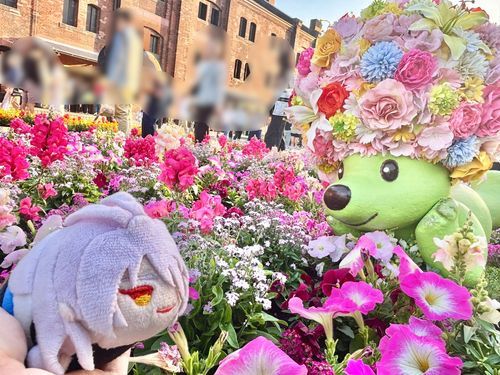 Huhuhu……見られていマス……
ワタシも花のように可憐な男士と言いたいのデスか？Huhuhu、事実デスねぇ……