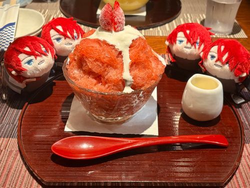 ボクたちと おなじいろのこおりがし
あ、ひとりはともだちの もっちんだよ