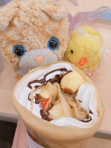 いちごにバナナにチョコソース！カスタードホイップとアイスクリームも入ったよくばりなクレープ！！とってもかわいくて美味しかったの！！♡♡