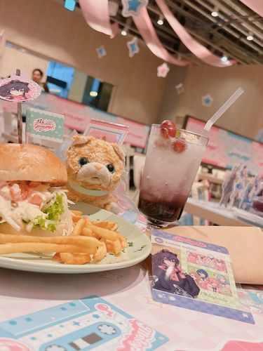 プロセカの可愛すぎるカフェに行ってきたよ～♡♡飼い主さんの推しさん？当たったみたいで喜んでたの( *´꒳`* )