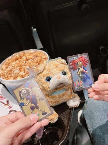 飼い主さんのお友達とアメデジの映画見に行ったよー!ふわもこのみんなはアメデジ知ってる??🎪