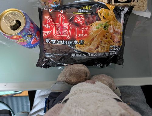 昨日のご主人は日帰りで富士山？に登ってきたみたいで、帰ってきてから爆食してた。
俺は桃ジュースもらったよ😋