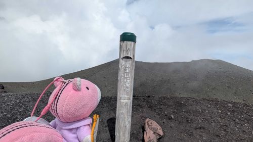 前掛山に登ったよ⛰️
約3年ぶりに噴火警戒レベルが2→1に引き下がったから、今のうちに飼い主は行きたかったんだって〜。