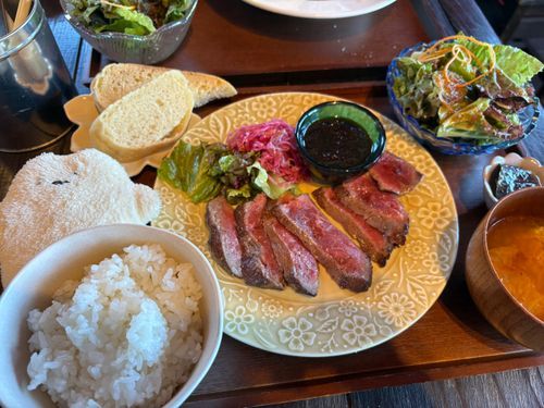 これは 主とお友達と食べた お昼ご飯！
主がどうしてもお肉食べたくて頼んだのに、ずっとメニュー睨んでたの…
にせんきゅうひゃくえん…って呟いてたけど
何のことだろ〜？
一緒に食べて美味しかったから
しろまるは満足ですぅ♪ ｹﾌﾟ