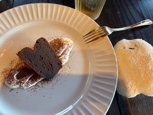 ちゃんと でざーとも あったよ！
ガトーショコラ だって！
お肉でもうお腹いっぱいだよ〜って
顔してるボク！えへへ。