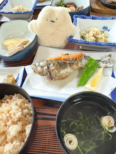 にじます っていう お魚の 定食！
つりぼり ってところで 釣って、そのまま お料理してくれたの！
ネコチャン とかいて 楽しいところだったよぉ✨️