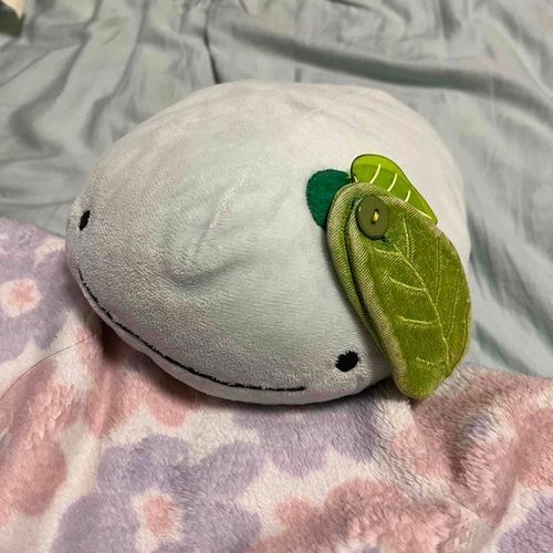 おふとんの上でおるすばんだよ
シーツがまいなと同じ色なの！