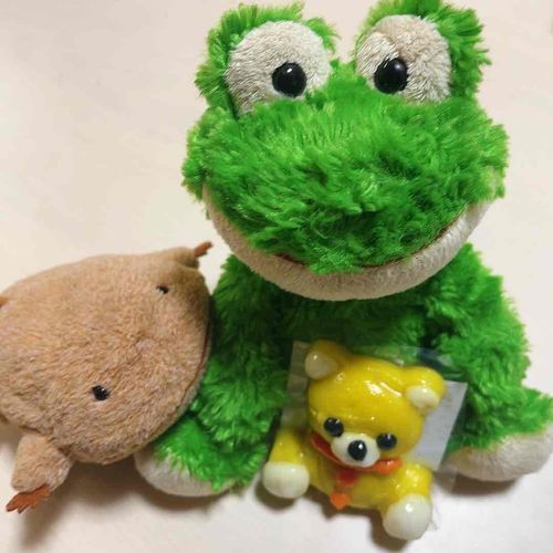 ぱん！(こんにちは、ぱんちゃんです 先日富山に旅行に行きました！ とっても楽しかったです かえるちゃんにおみやげのかまぼこを渡しました くまちゃんの形です 喜んでくれました！)