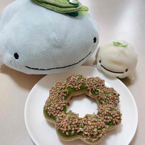 抹茶のドーナッツをちいさいまいなちゃんと一緒にたべたよ🍩おいしかった〜！