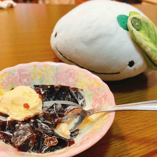パパがコーヒーゼリーを作ってくれて、ママがアイスをのっけてくれたよ🍨おいしかったぁ☺️