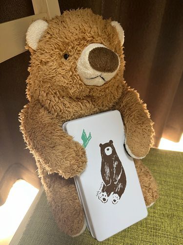 もんちゃんそっくりのくまさん🧸が描かれたかわいいカンカンだよ☺️
何が入ってるのかな〜？