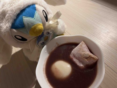 さくら味のおもちとふつうので紅白おしるこ！