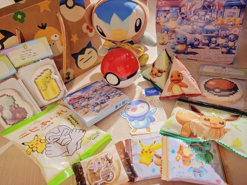 持ち主さんがかいしゃでポケパークのおみやげたくさん貰ってきたみたいぽちゃ！🫶🏻