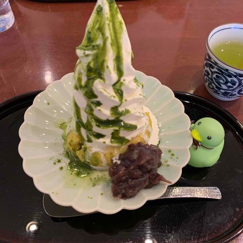スイートポテトにソフトクリームが乗ってるんだって　おいしそ〜