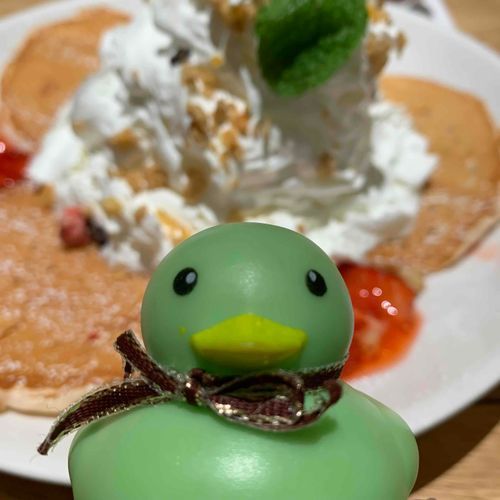 でっかパンケーキよりゆでのこと見て〜とか言ってたら間違えてクリームの山に顔から突っ込んじゃった...うぅ...