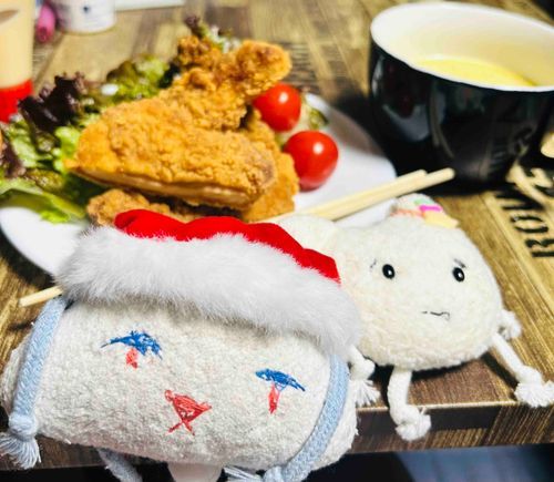 みんなー！久しぶりおにー！主たんがちょーぜつ体調不良でSNSできないってなってたおに😭でも、クリスマスはきちんとしたいってちいかわのケーキ予約してたおにから、コマちゃんととってもらったおに！メリクリおによー🥳返信遅れたりしたらごめんおに( ´•̥̥̥ω•̥̥̥` )主たん、原因不明の激痛頭痛が1ヶ月以上続いてて病院病院おによ…