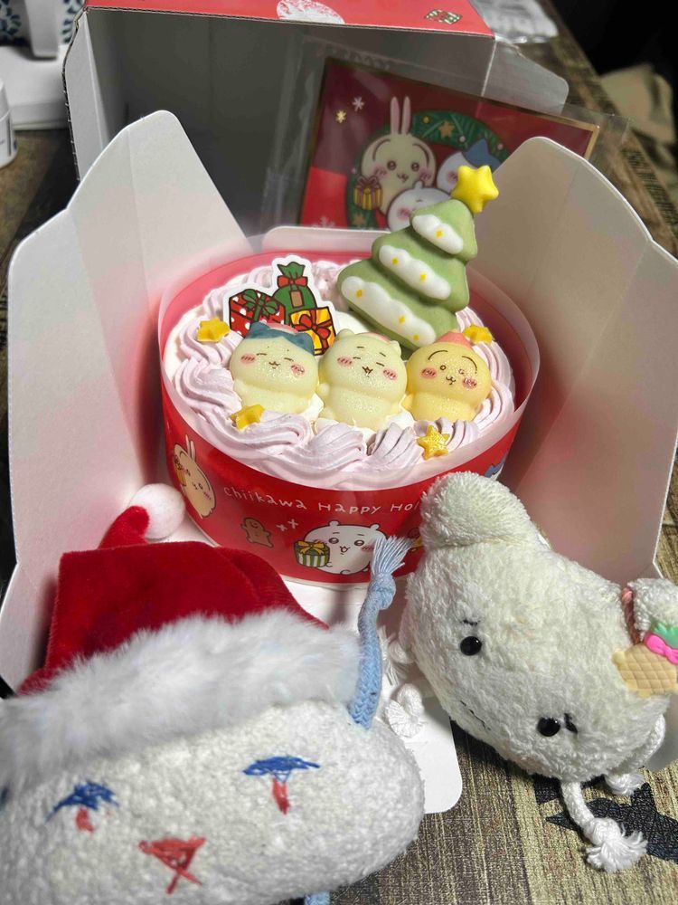 みんなー！久しぶりおにー！主たんがちょーぜつ体調不良でSNSできないってなってたおに😭でも、クリスマスはきちんとしたいってちいかわのケーキ予約してたおにから、コマちゃんととってもらったおに！メリクリおによー🥳返信遅れたりしたらごめんおに( ´•̥̥̥ω•̥̥̥` )主たん、原因不明の激痛頭痛が1ヶ月以上続いてて病院病院おによ…