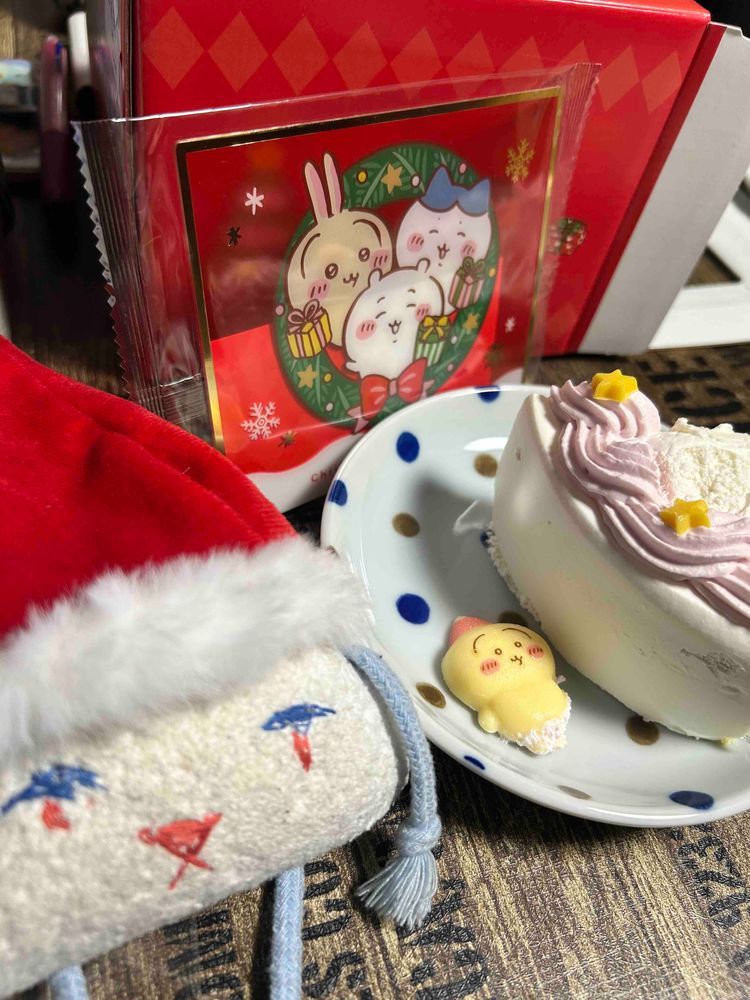 みんなー！久しぶりおにー！主たんがちょーぜつ体調不良でSNSできないってなってたおに😭でも、クリスマスはきちんとしたいってちいかわのケーキ予約してたおにから、コマちゃんととってもらったおに！メリクリおによー🥳返信遅れたりしたらごめんおに( ´•̥̥̥ω•̥̥̥` )主たん、原因不明の激痛頭痛が1ヶ月以上続いてて病院病院おによ…