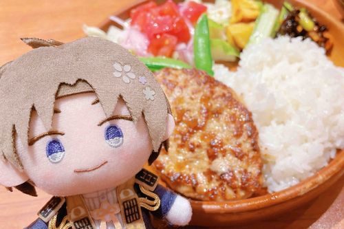 は「えっほえっほ！あるじに、おしょくじをはこばねば…！」