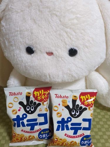 このおかしだいすき！
ゆびわみたいだから、ゆびにいれたりするよね  うさちゃんのおててはまんまるすぎて  はいらないよ…😖