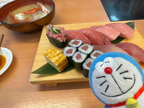 お寿司食べるぞぅ！カニ汁もあるの！