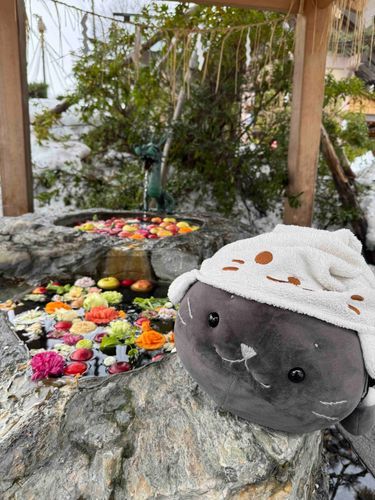 青森の廣田神社⛩️でお水のところに花とリンゴ🍎があったよ🦭