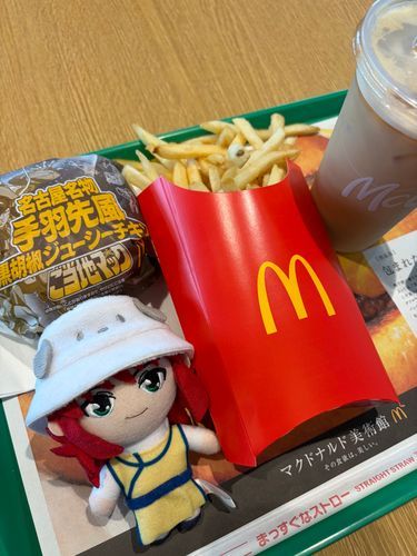デカいポテト気になり過ぎてマック来た🍟箱からも溢れてて凄い👏たまにはジャンクなのもいい